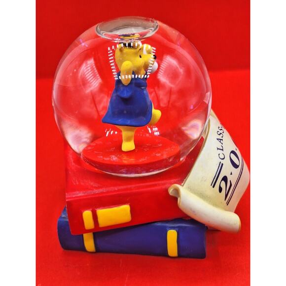 Disney's Winnie The Pooh Class Of 2001 Snow Globe Bought From The Disney Store - Picture 7 of 8